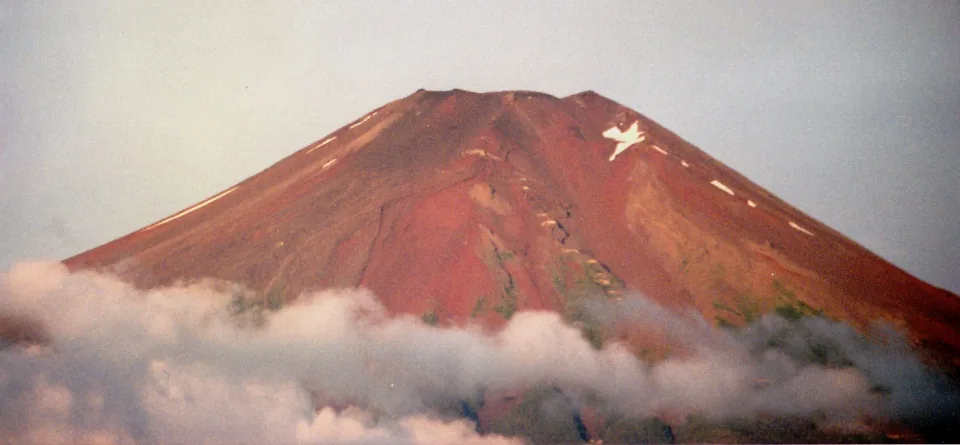 朝の光で赤く染まる富士山