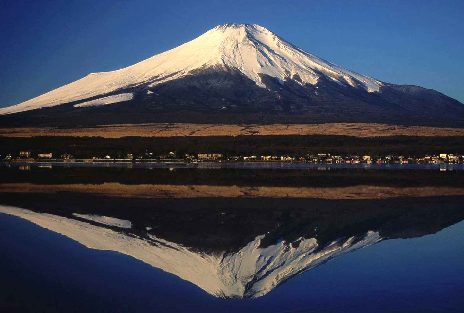 静かな山中湖に映る富士山