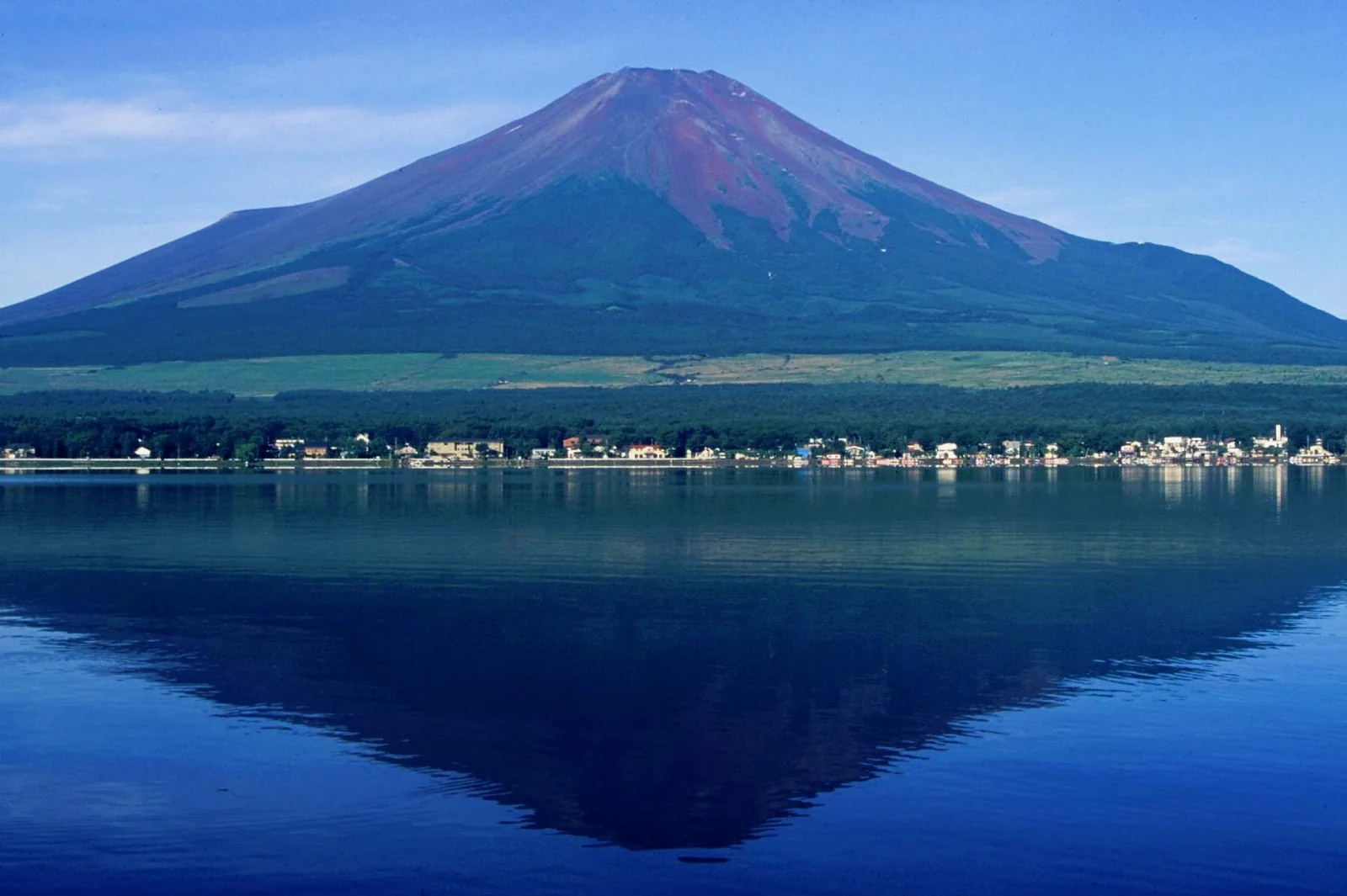 夏の山中湖と富士山