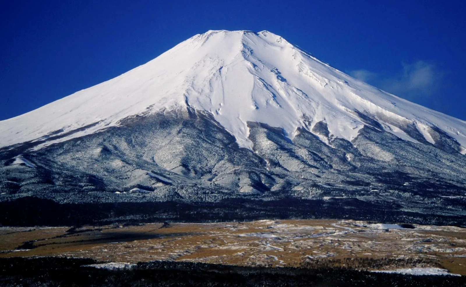 冬の山中湖と富士山